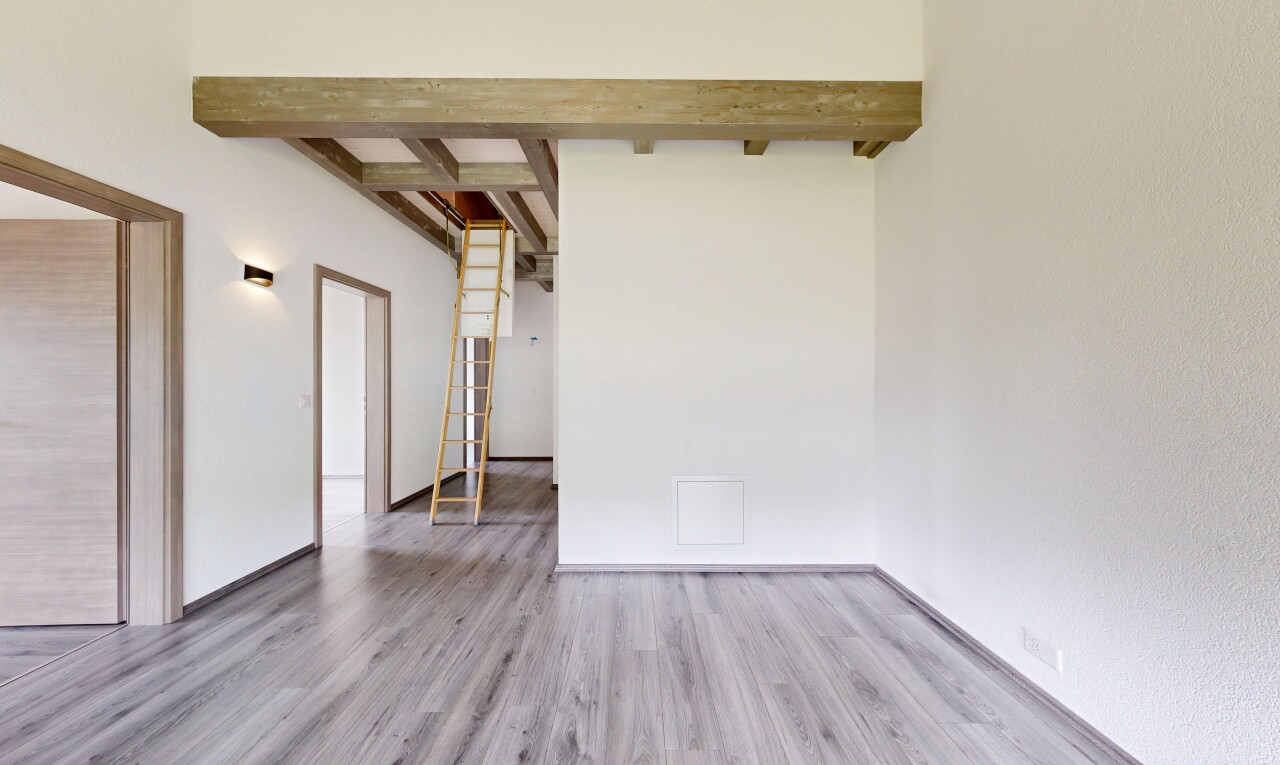 pièce vide avec inside property, wood finish floor, sol en finition bois, beamed ceiling, et plafond à poutres