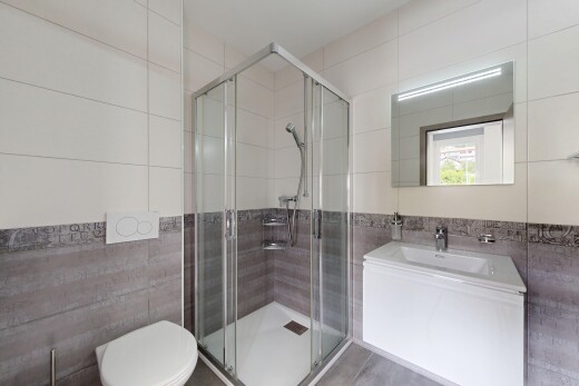 salle de bains avec tile wall, mur en carrelage, salle de bain complète, douche, et inside property