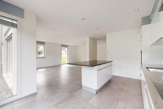 küche mit weiße schränke, white cabinets, natürliches licht, natural light, und light floor