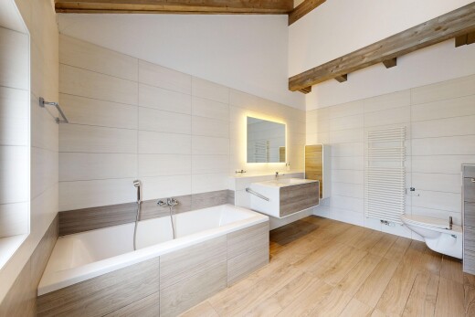 salle de bains avec mur en carrelage, tile wall, bain, lavabo (ou coiffeuse selon le contexte), et salle de bain complète