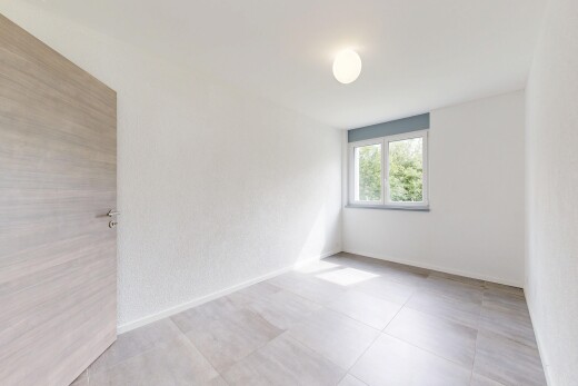 pièce vide avec lumière naturelle, natural light, inside property, light floor, et plinthes murales