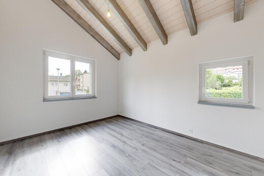 pièce vide avec inside property, natural light, lumière naturelle, drywall, et cloison sèche