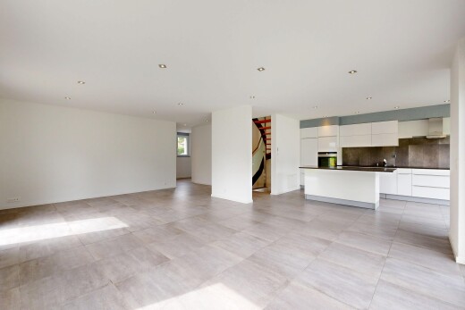 pièce vide avec light floor, backsplash, natural light, lumière naturelle, et inside property