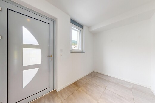 leerer raum mit inside property, natürliches licht, natural light, gipskartonwand, und drywall