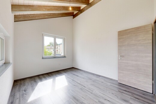 leerer raum mit high ceiling, hohe decke, inside property, beamed ceiling, und balkendecke
