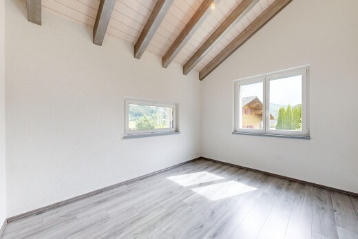 pièce vide avec inside property, light floor, wood finish floor, sol en finition bois, et natural light