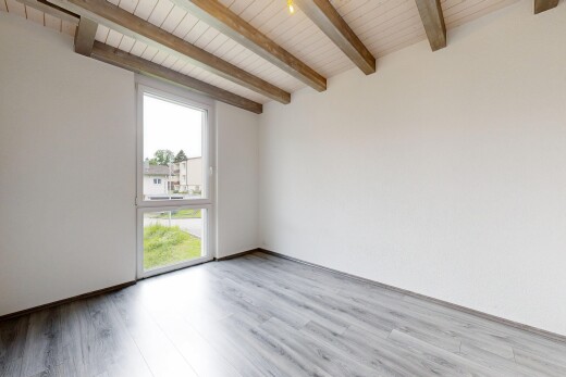 pièce vide avec inside property, lumière naturelle, natural light, sol en finition bois, et wood finish floor