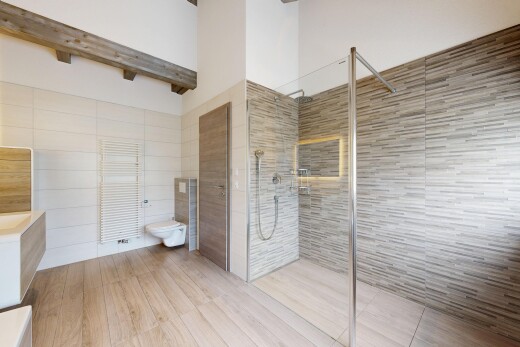 bad mit tile wall, fliesenwand, dusche, komplettes badezimmer, und handtuchwärmer