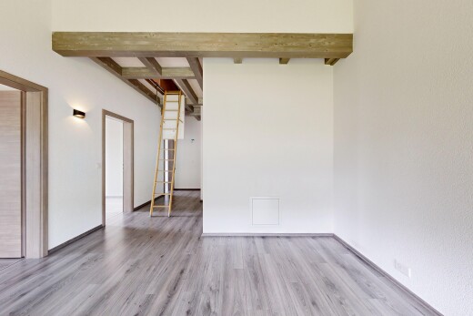pièce vide avec inside property, wood finish floor, sol en finition bois, beamed ceiling, et plafond à poutres