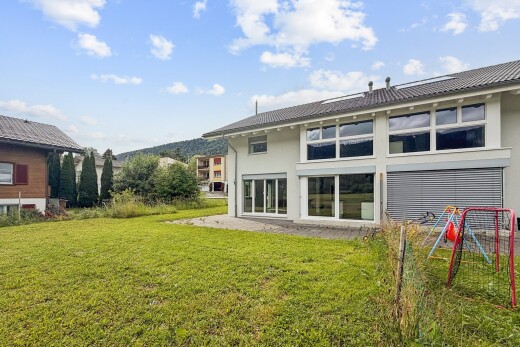 façade avec bardage en stuc, pelouse, day time, from property, et terrasse