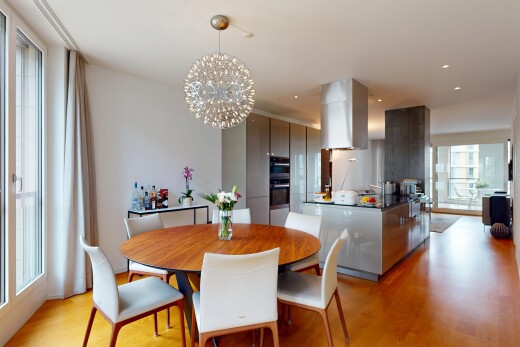 esszimmer mit wood finish floor, natural light, holzfußboden, natürliches licht, und inside property