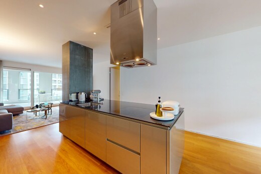 küche mit wood finish floor, holzfußboden, inside property, dunstabzugshaube, und natural light