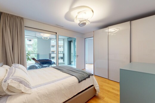 zimmer / schlafzimmer mit inside property, natural light, natürliches licht, wood finish floor, und holzfußboden