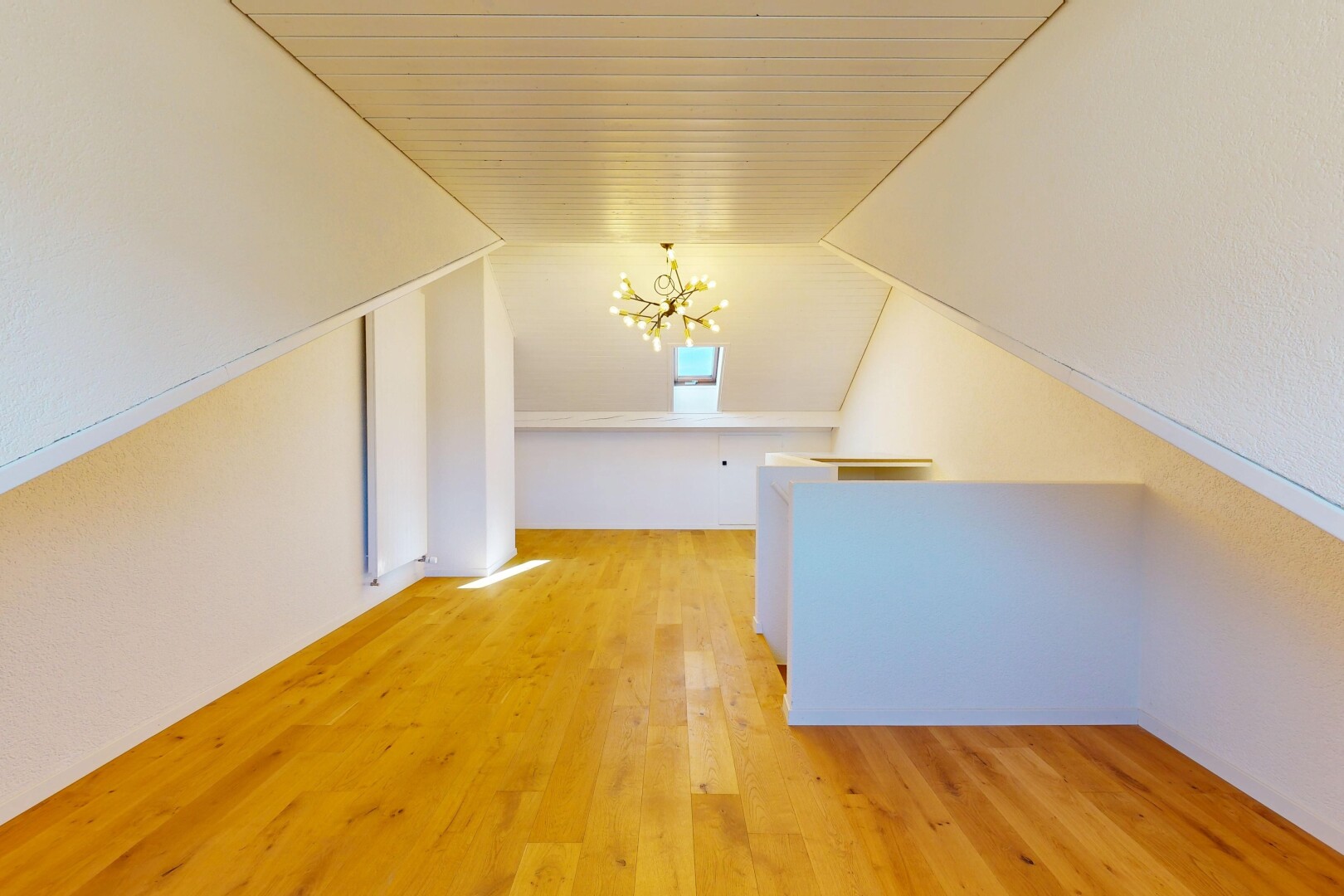 pièce vide avec lustre remarquable, low ceiling, plafond bas, inside property, et wood finish floor