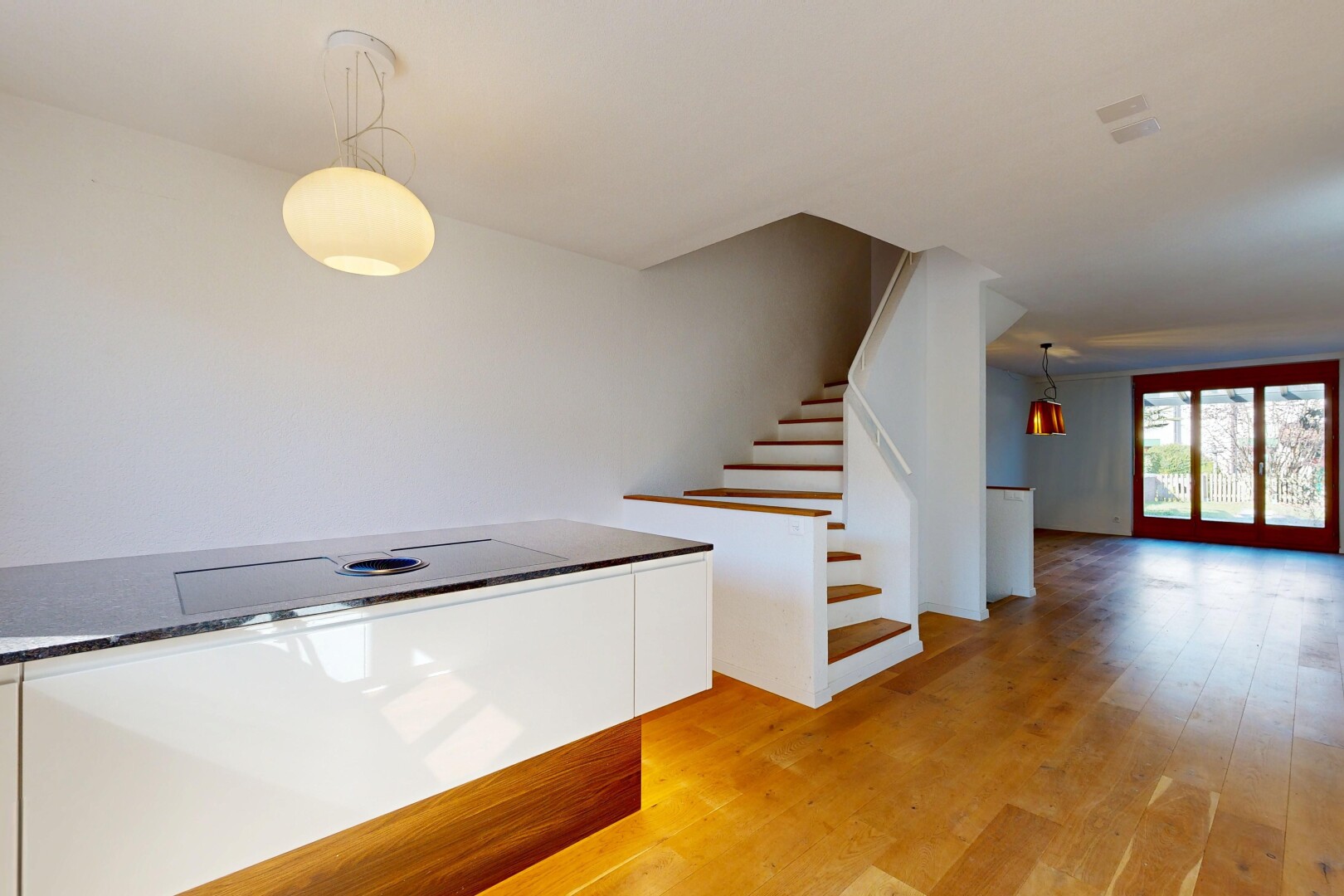 escaliers avec sol en finition bois, wood finish floor, lumière naturelle, natural light, et inside property