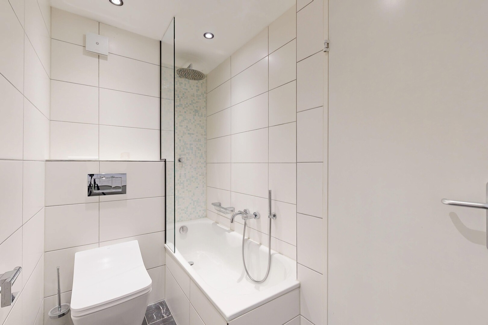 salle de bains avec tile wall, mur en carrelage, salle de bain complète, inside property, et douche-bain combinés