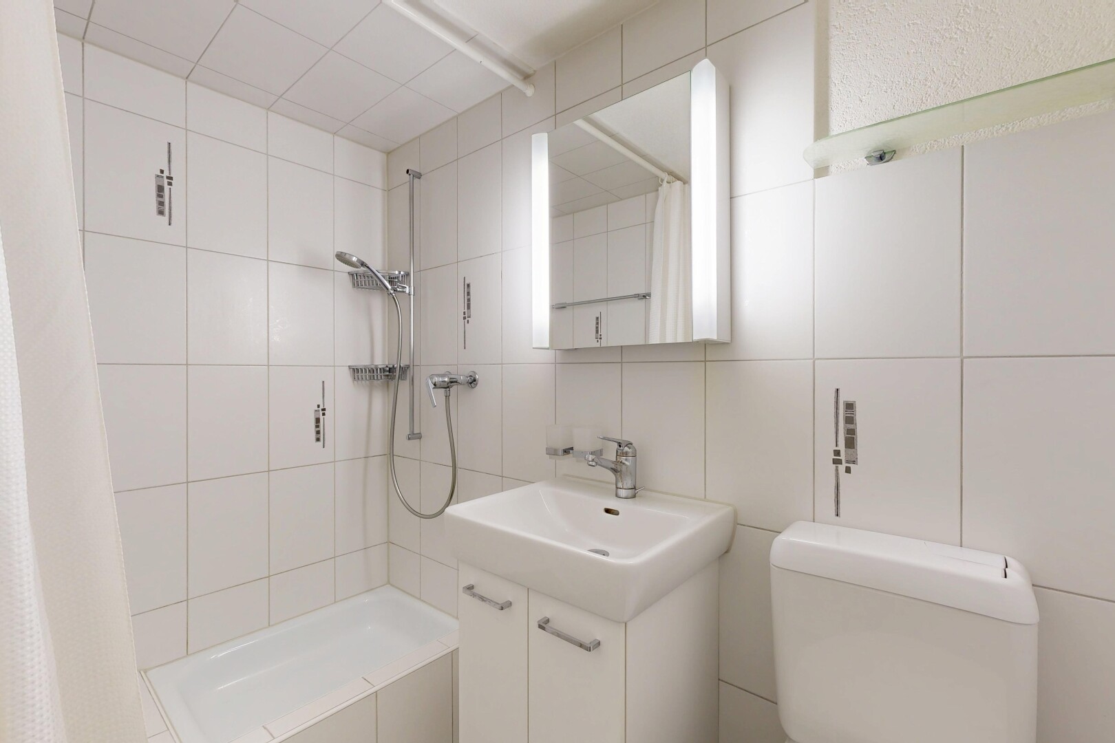 salle de bains avec lavabo (ou coiffeuse selon le contexte), toilette, miroir, salle de bain complète, et inside property