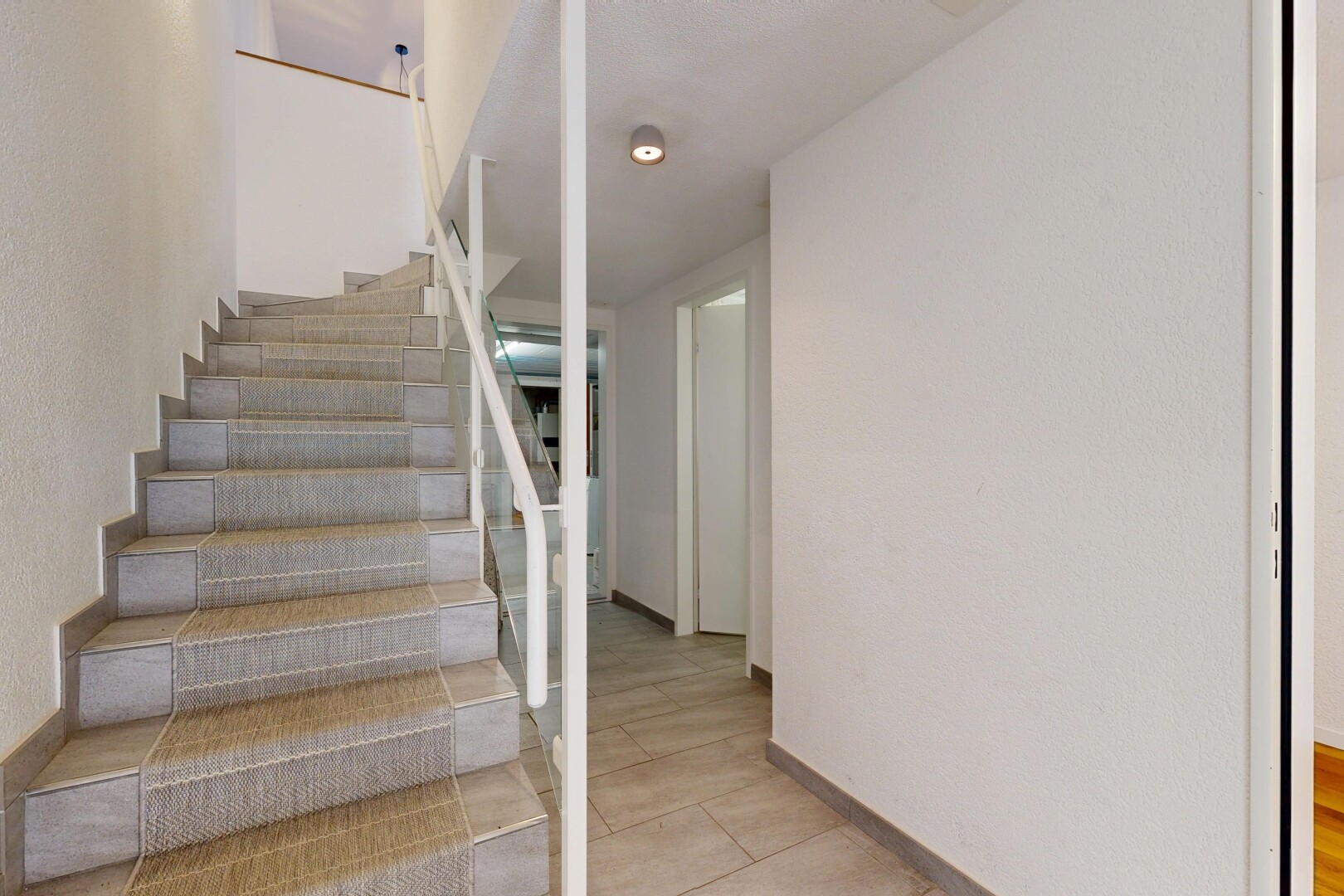 escaliers avec escaliers, inside property, baseboards wall, et plinthes murales
