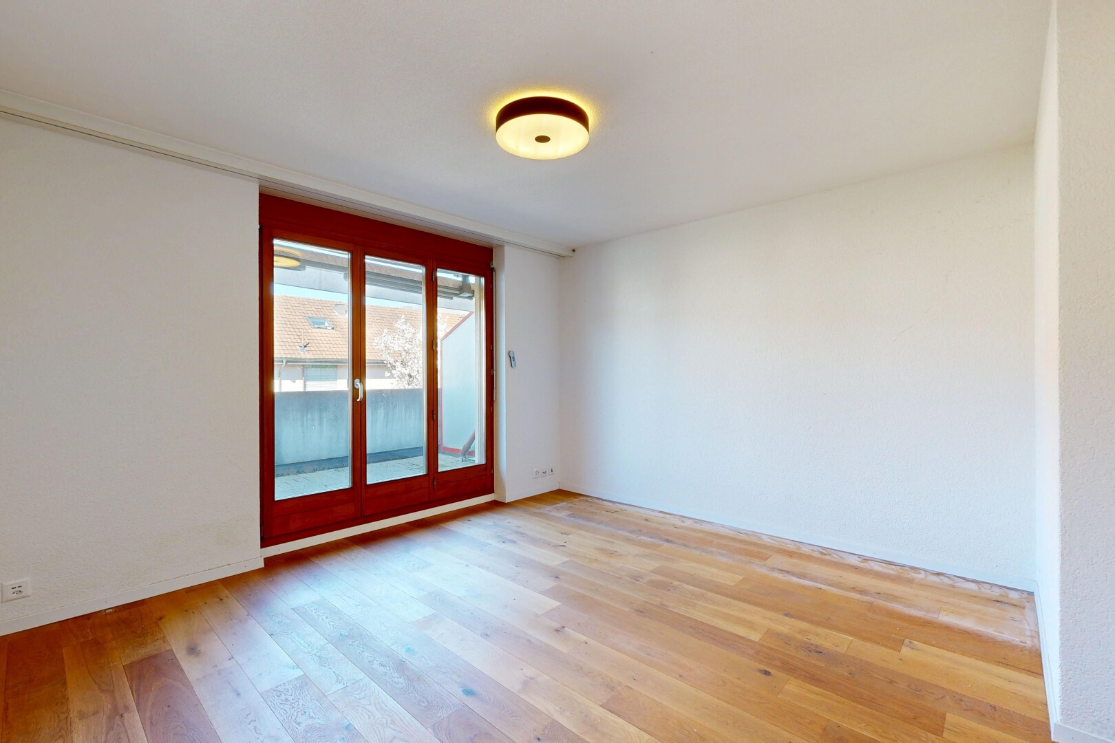 pièce vide avec inside property, sol en finition bois, wood finish floor, lumière naturelle, et natural light