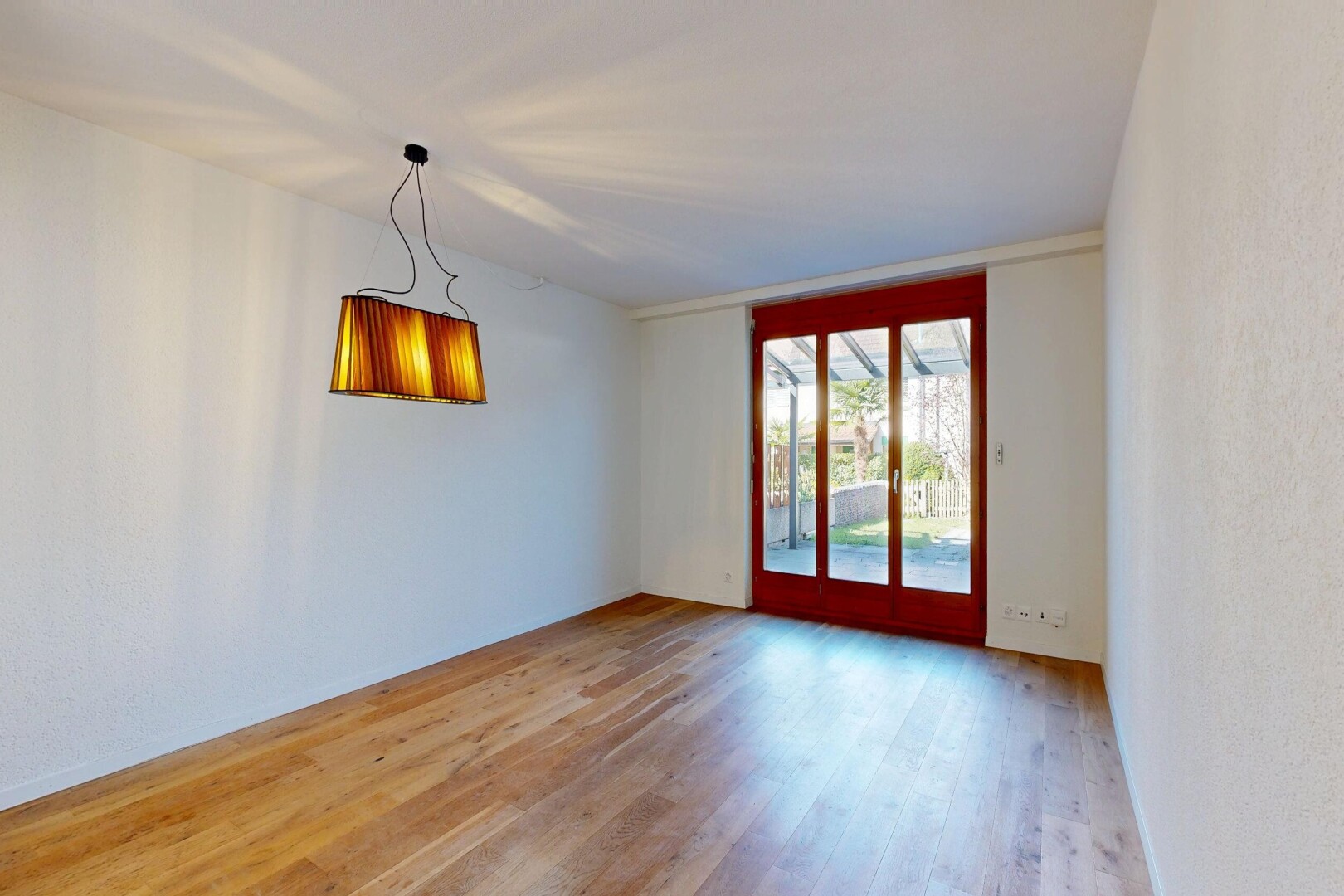 pièce vide avec inside property, sol en finition bois, wood finish floor, lumière naturelle, et natural light