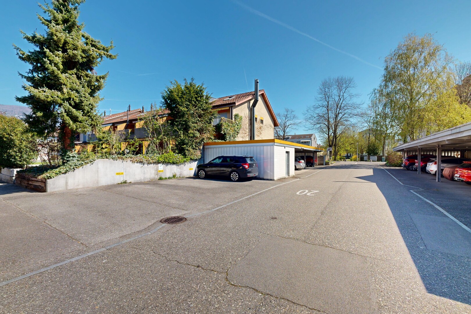 façade avec parking et day time