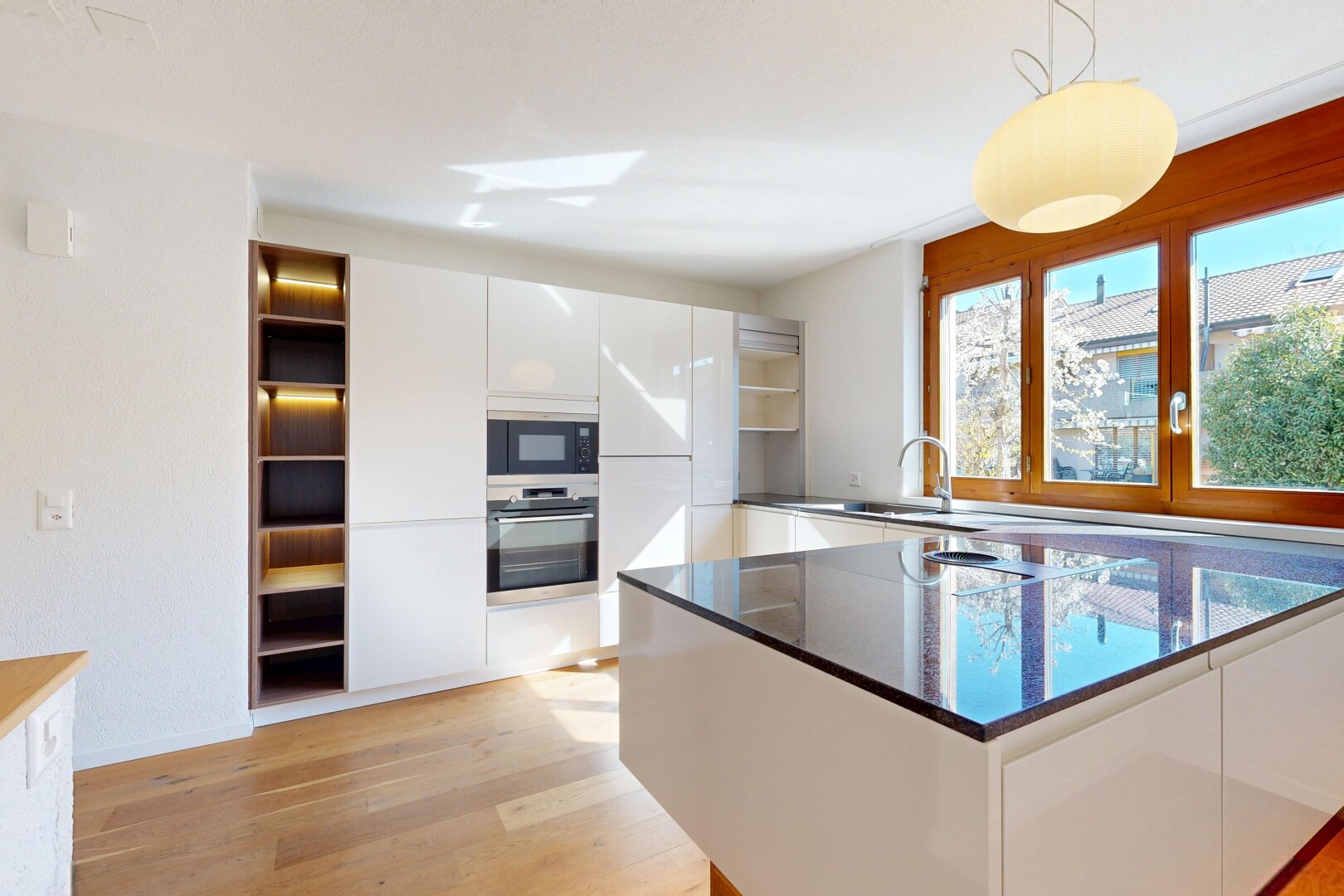 cuisine avec open shelves, étagères ouvertes, white cabinets, armoires blanches, et wood finish floor