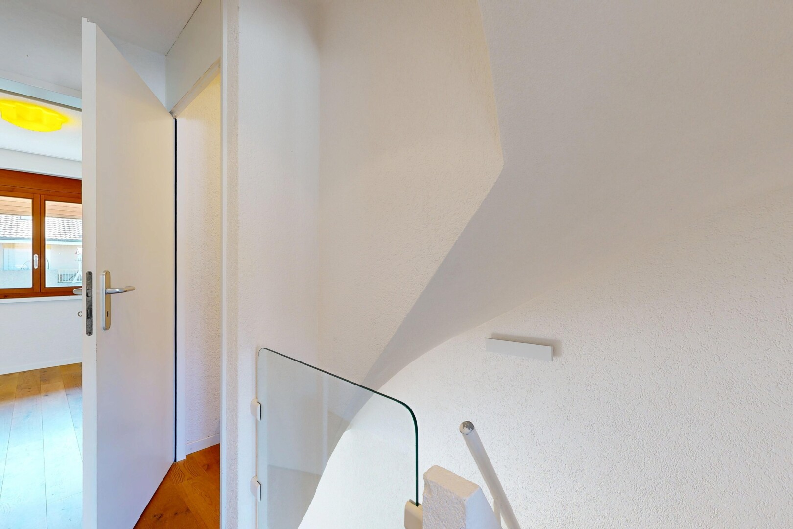 couloir avec wood finish floor, sol en finition bois, inside property, natural light, et lumière naturelle