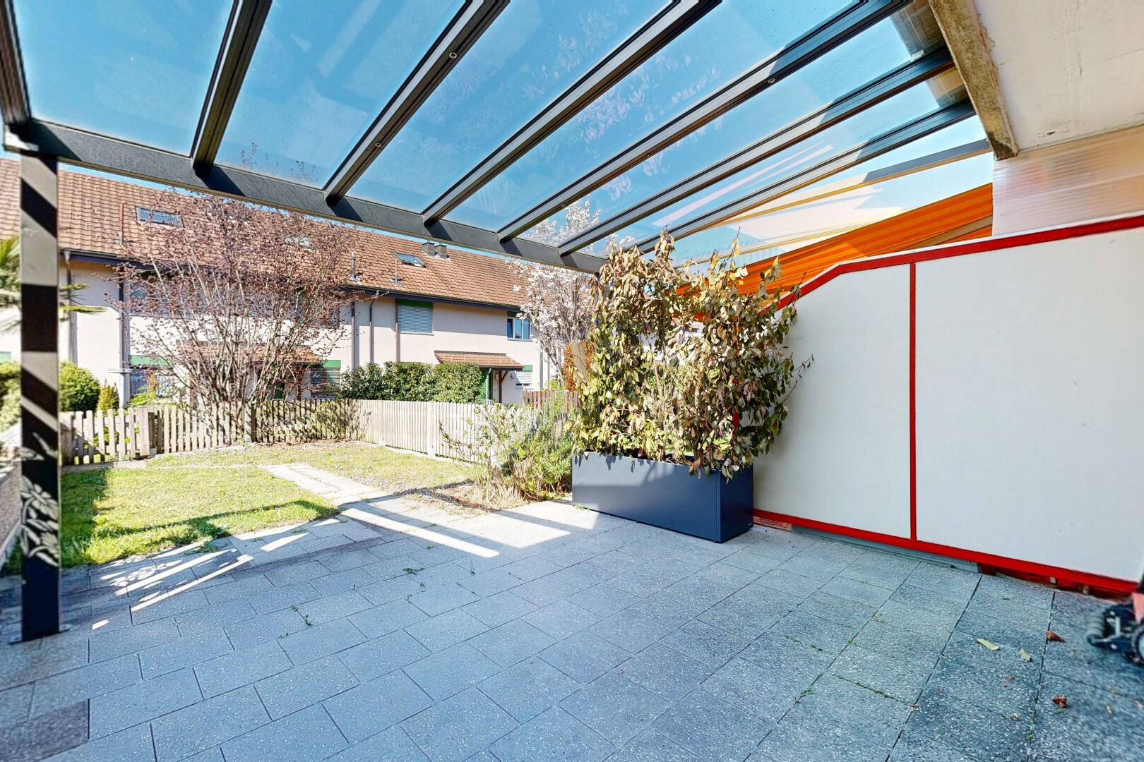 terrasse avec clôture, day time, pergola, et terrasse