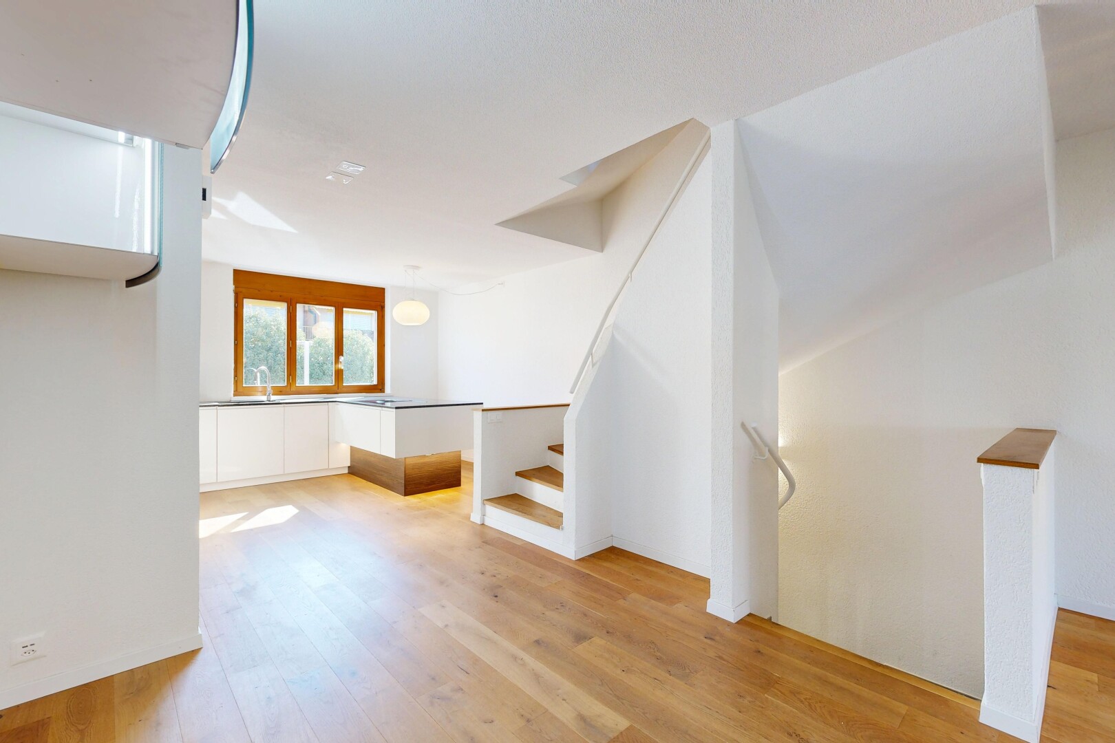 pièce vide avec sol en finition bois, wood finish floor, inside property, light floor, et escaliers