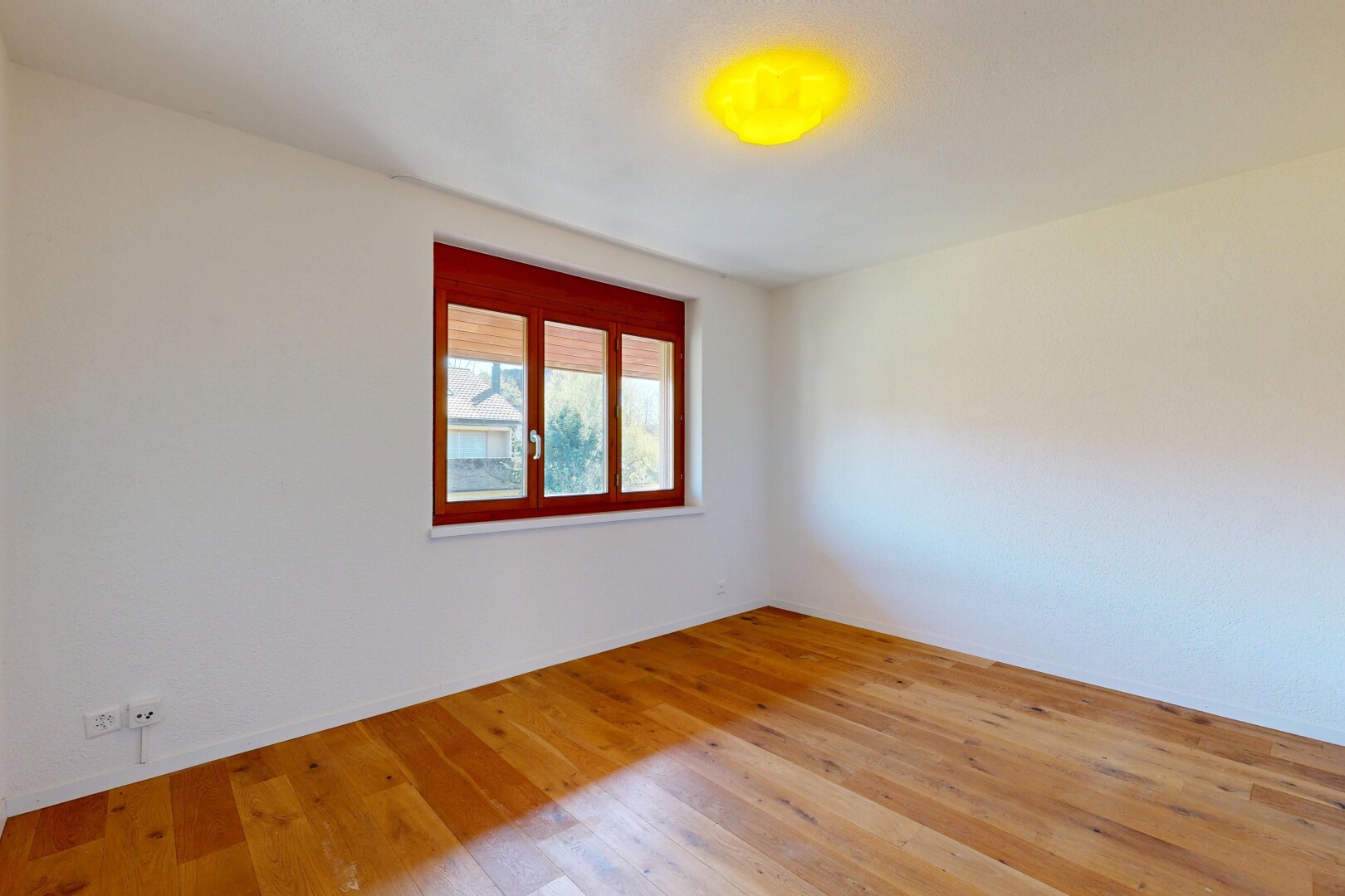 pièce vide avec sol en finition bois, wood finish floor, inside property, cloison sèche, et drywall