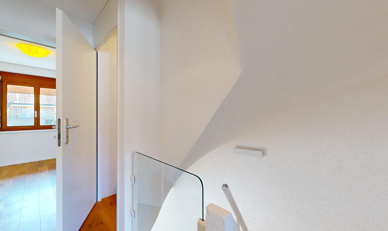 couloir avec wood finish floor, sol en finition bois, inside property, natural light, et lumière naturelle