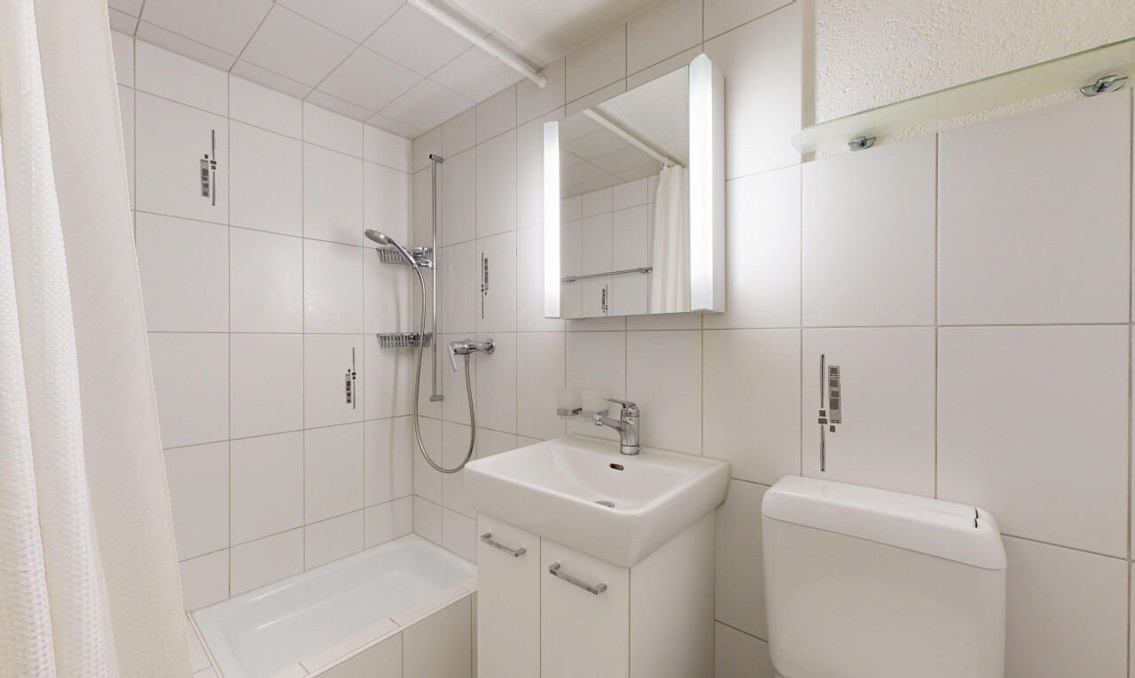 salle de bains avec lavabo (ou coiffeuse selon le contexte), toilette, miroir, salle de bain complète, et inside property