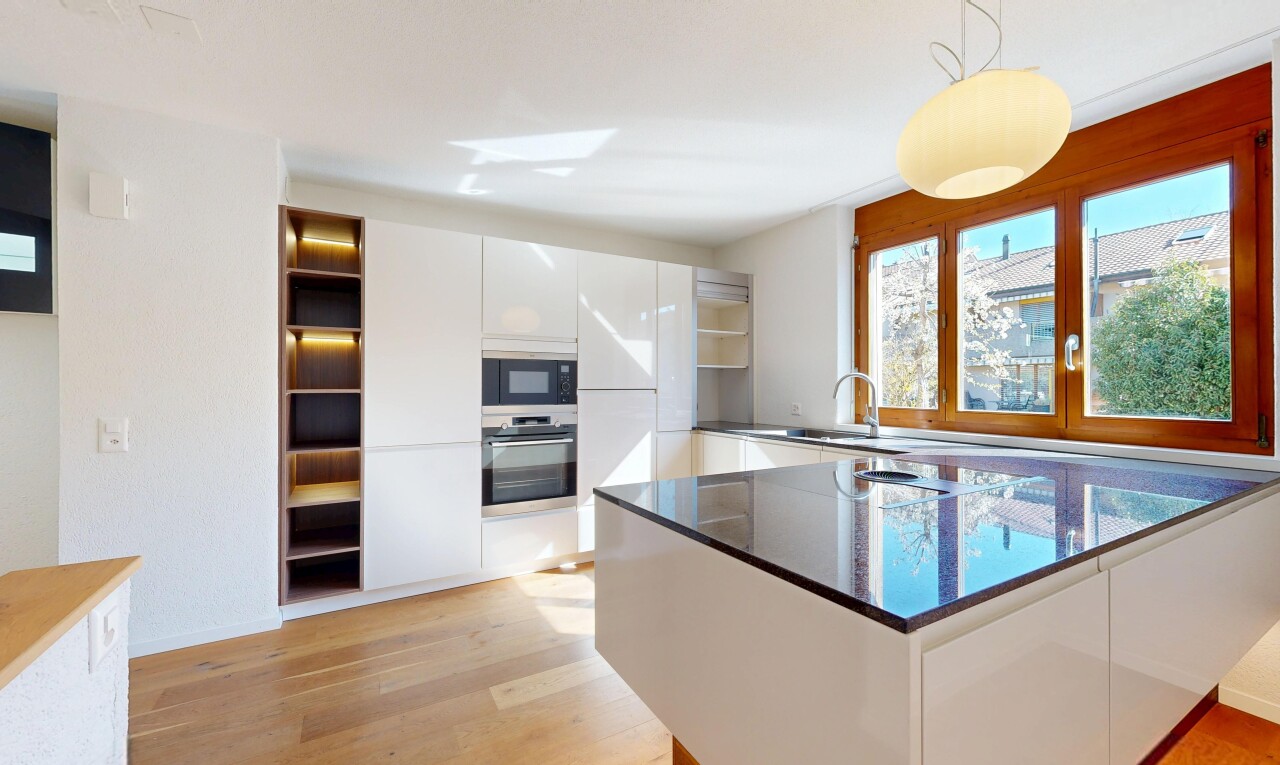 cuisine avec open shelves, étagères ouvertes, white cabinets, armoires blanches, et wood finish floor