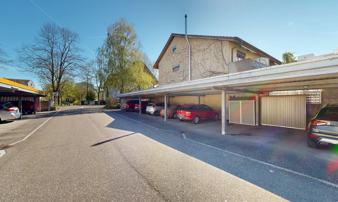 façade avec day time, parking, et from community