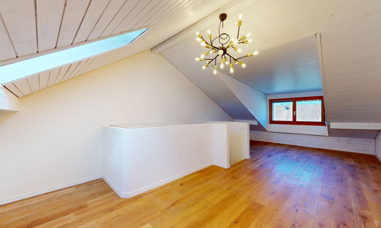 pièce vide avec lustre remarquable, sol en finition bois, wood finish floor, inside property, et lumière naturelle