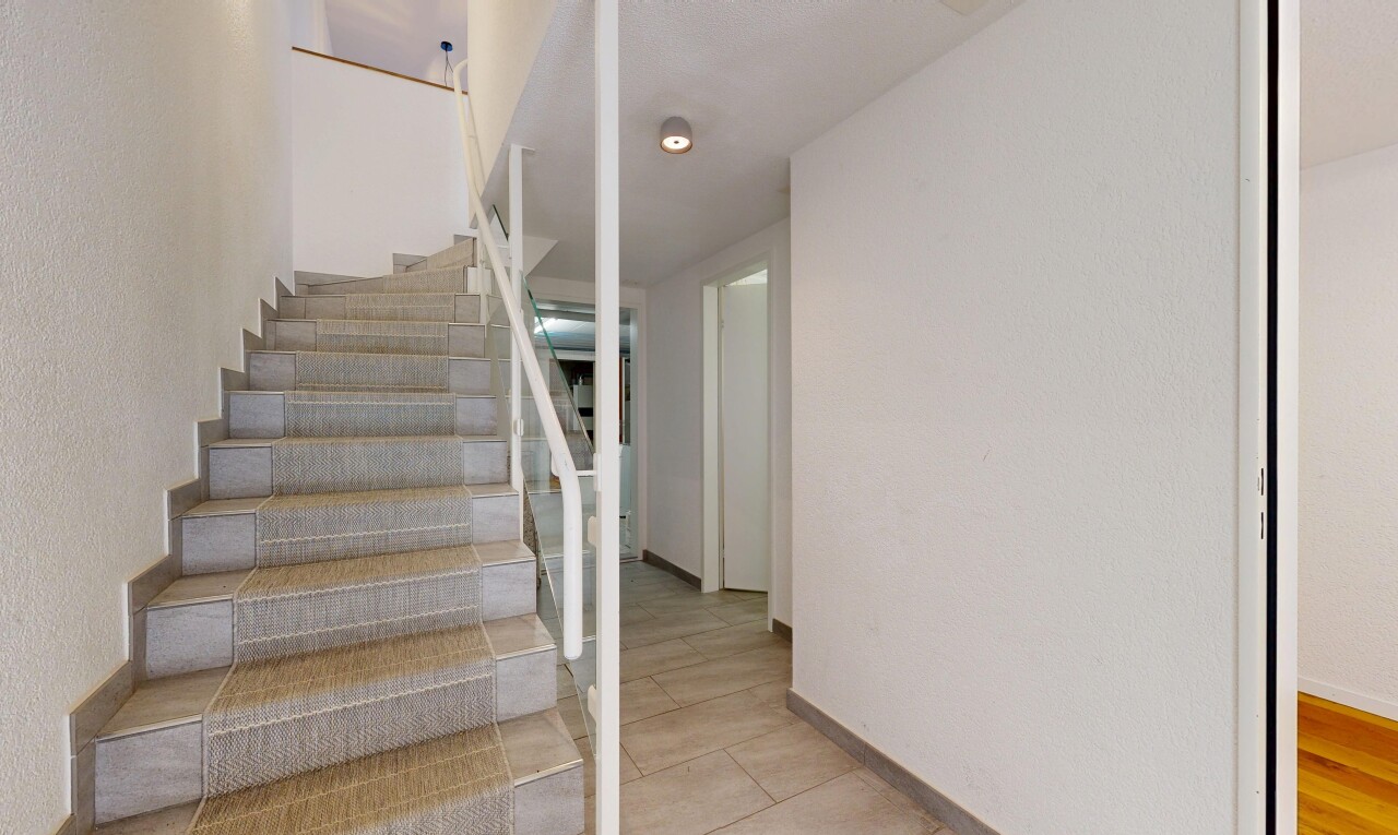 escaliers avec escaliers, inside property, baseboards wall, et plinthes murales