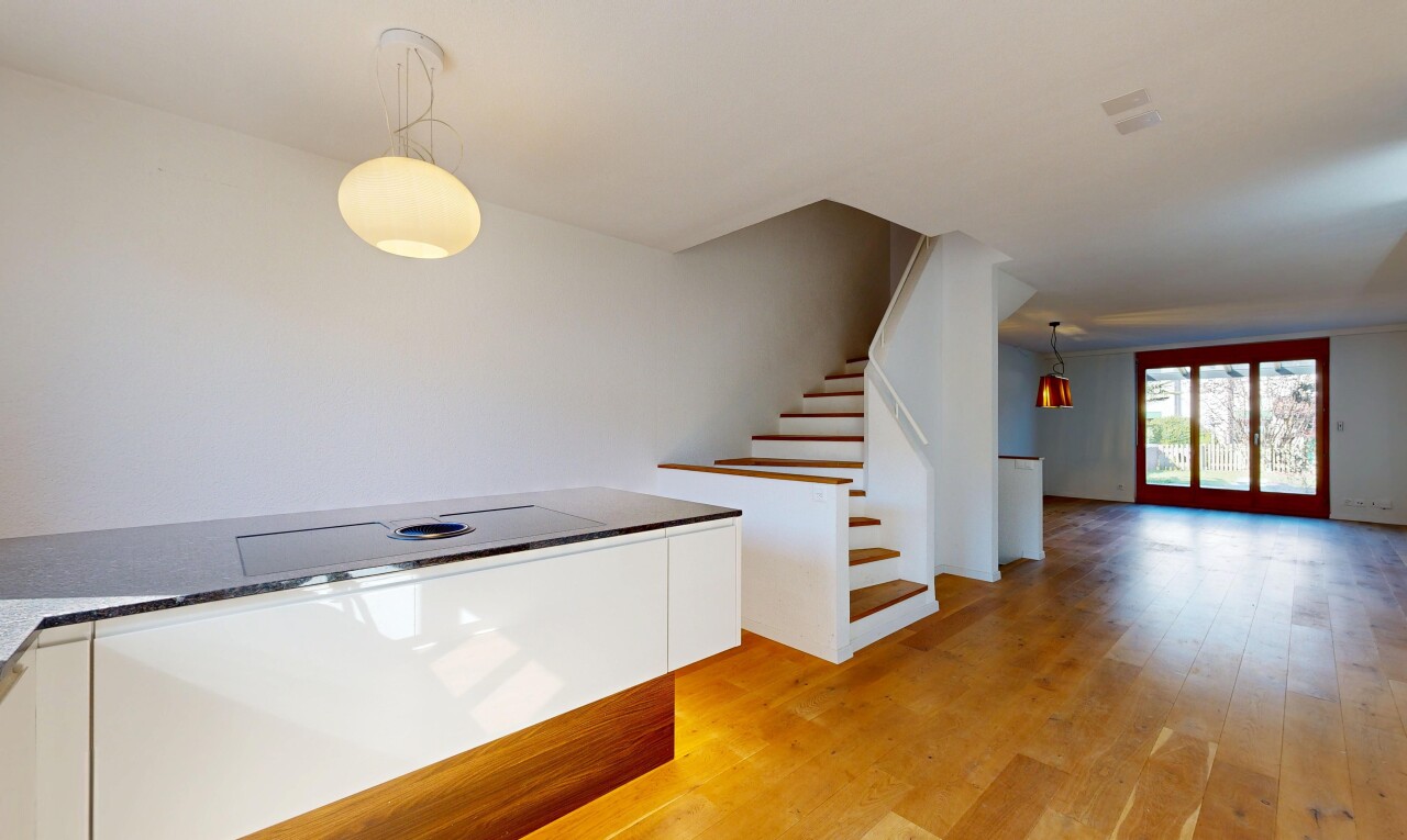 escaliers avec sol en finition bois, wood finish floor, lumière naturelle, natural light, et inside property