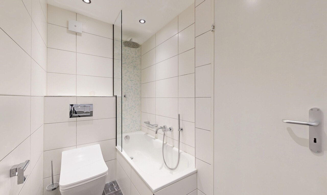 salle de bains avec tile wall, mur en carrelage, salle de bain complète, inside property, et douche-bain combinés
