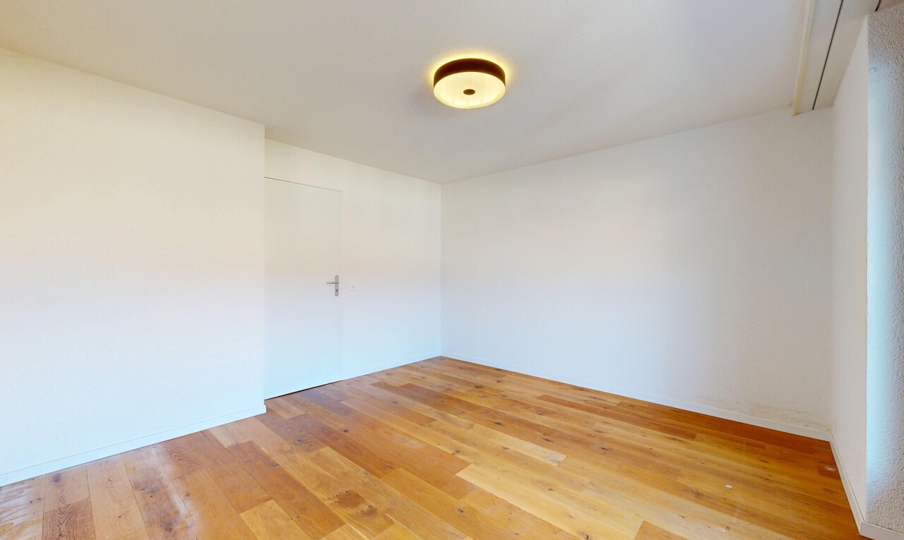 pièce vide avec wood finish floor, sol en finition bois, drywall, cloison sèche, et inside property
