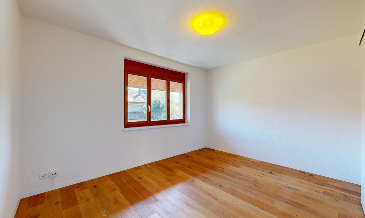 pièce vide avec sol en finition bois, wood finish floor, inside property, cloison sèche, et drywall