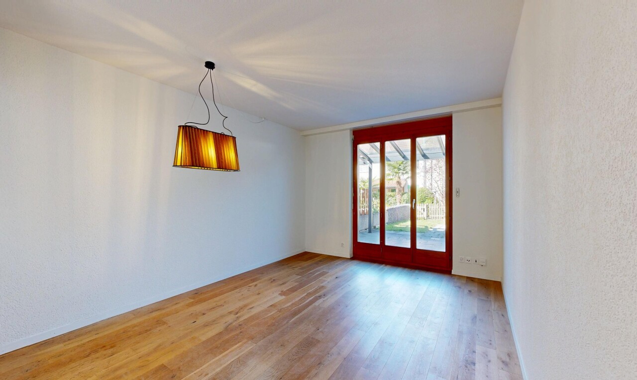 pièce vide avec inside property, sol en finition bois, wood finish floor, lumière naturelle, et natural light
