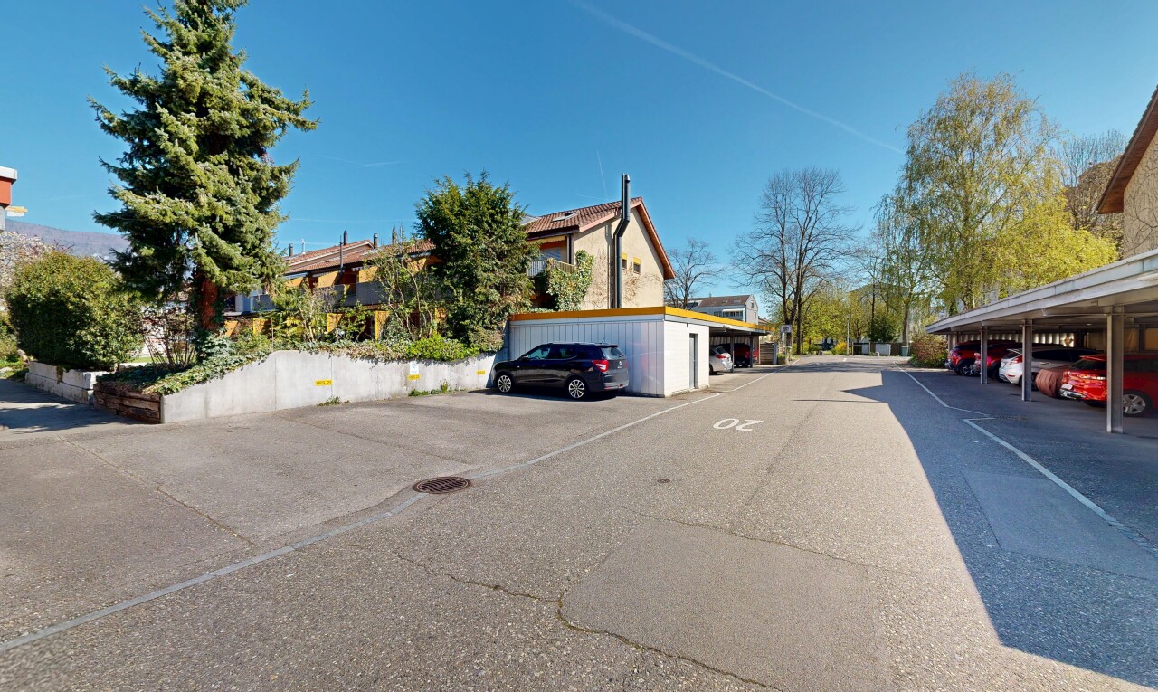 façade avec parking et day time