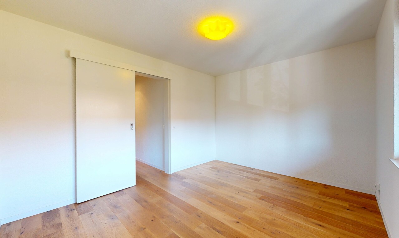 pièce vide avec sol en finition bois, wood finish floor, inside property, cloison sèche, et drywall