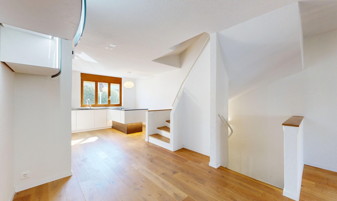 pièce vide avec sol en finition bois, wood finish floor, inside property, light floor, et escaliers