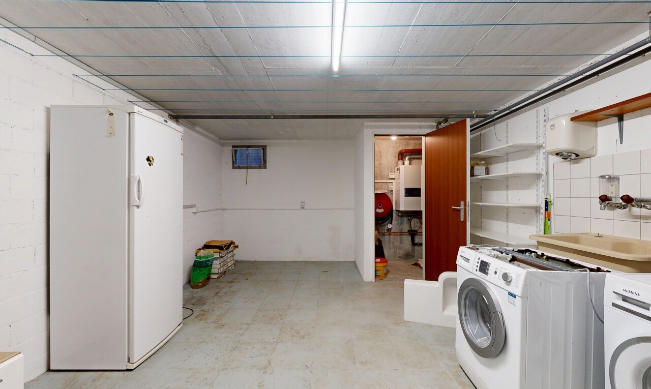 buanderie avec inside property, sous-sol, light floor, cloison sèche, et drywall