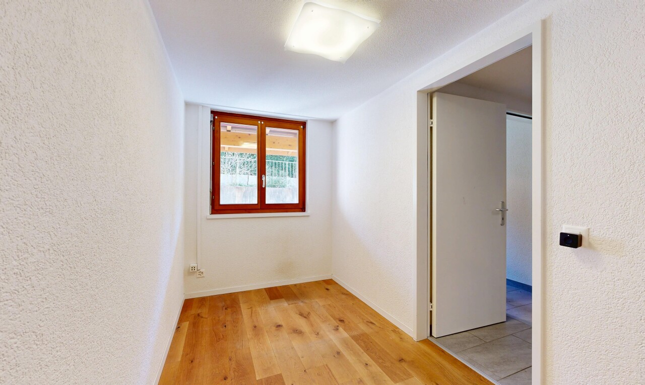 pièce vide avec textured wall, mur texturé, wood finish floor, sol en finition bois, et inside property