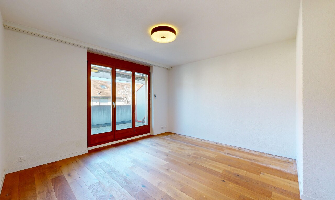 pièce vide avec inside property, sol en finition bois, wood finish floor, lumière naturelle, et natural light