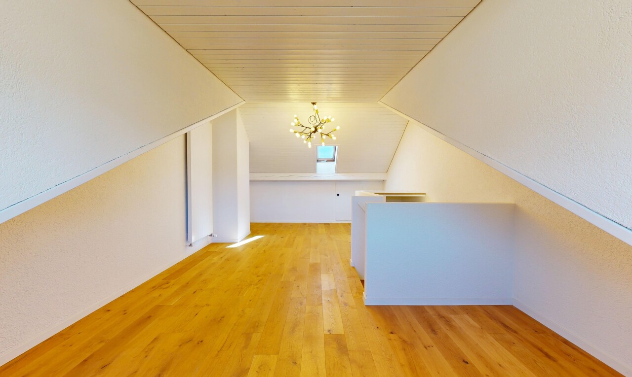 pièce vide avec lustre remarquable, low ceiling, plafond bas, inside property, et wood finish floor
