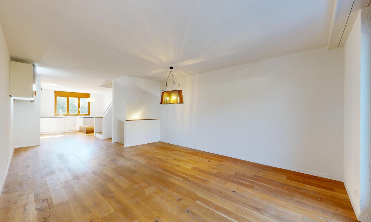 pièce vide avec sol en finition bois, wood finish floor, inside property, cloison sèche, et drywall