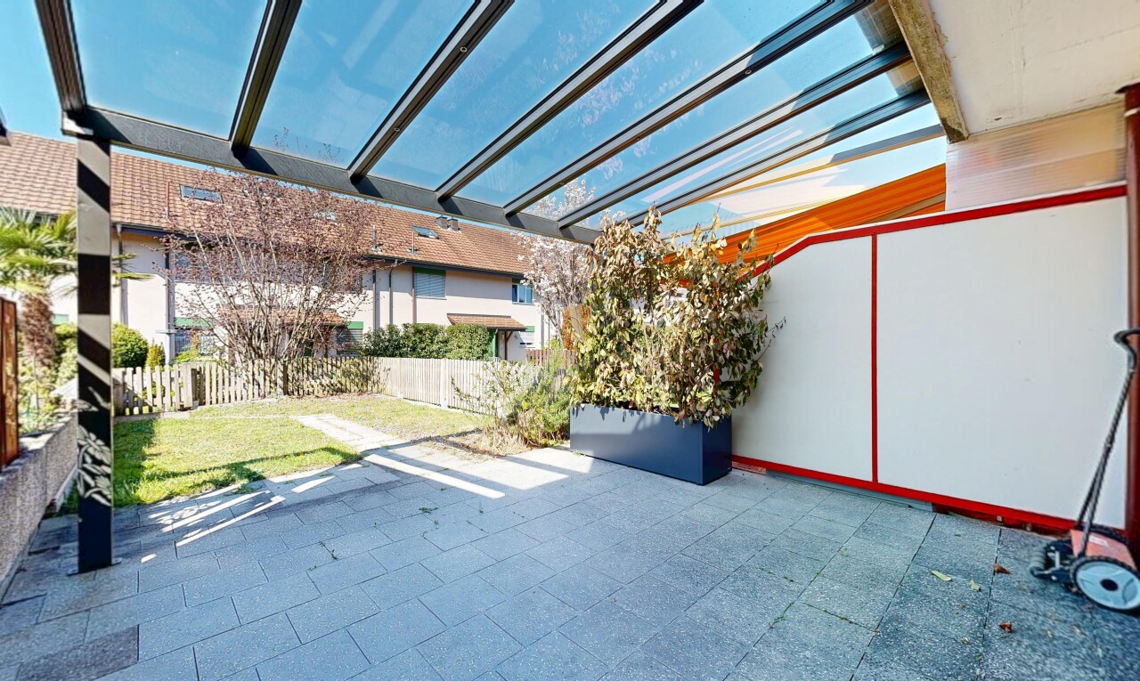 terrasse avec clôture, day time, pergola, et terrasse